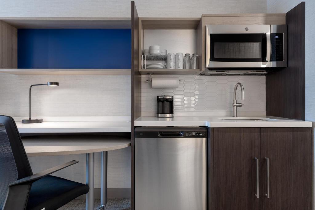 Kuchyň nebo kuchyňský kout v ubytování Home2 Suites By Hilton Kingston
