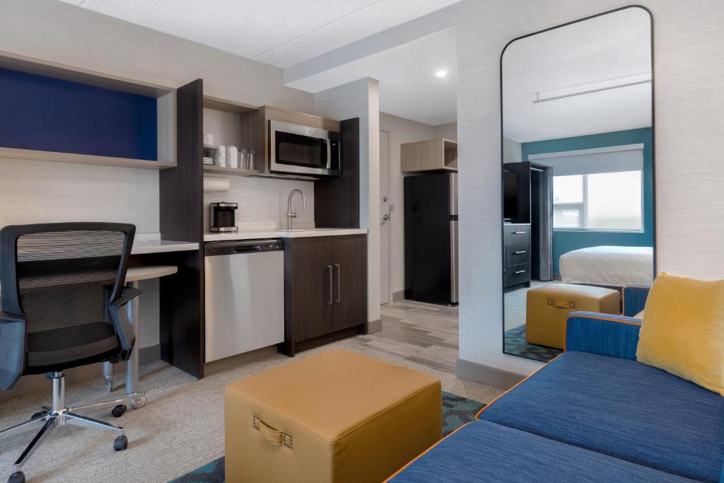 Kuchyň nebo kuchyňský kout v ubytování Home2 Suites By Hilton Kingston