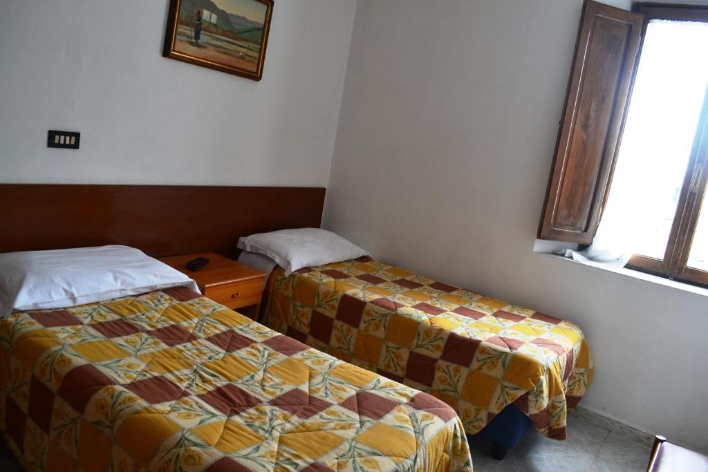 Postel nebo postele na pokoji v ubytování Albergo Imperiale