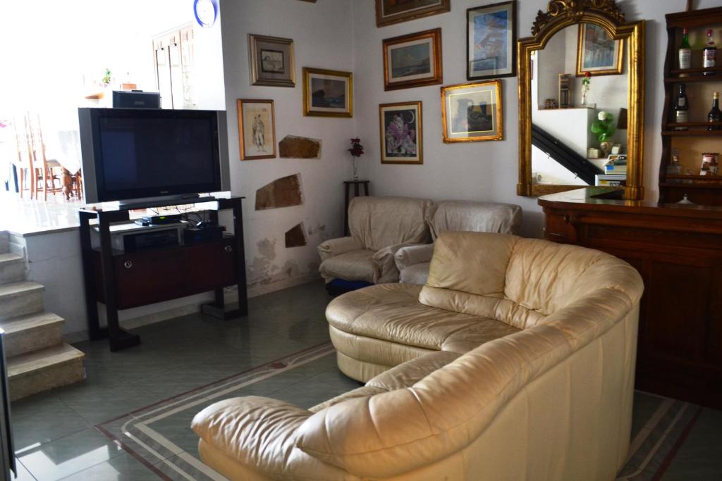 TV a/nebo společenská místnost v ubytování Albergo Imperiale