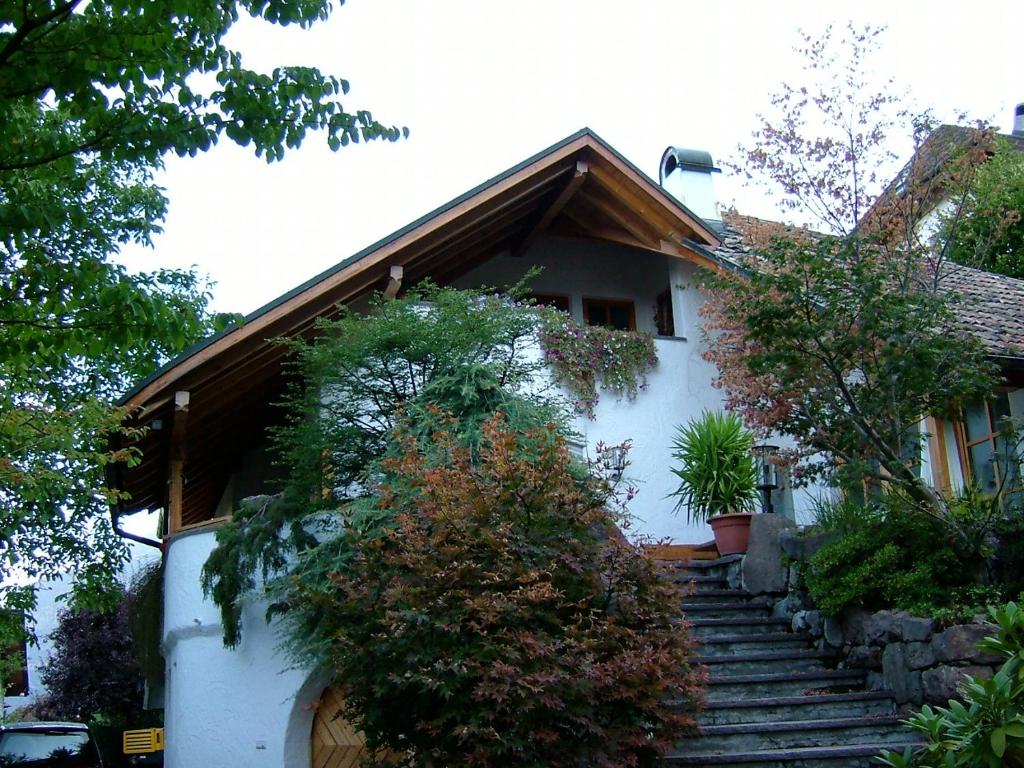 une maison blanche avec des escaliers en face de celle-ci dans l'établissement Villa Sissi, à Laives