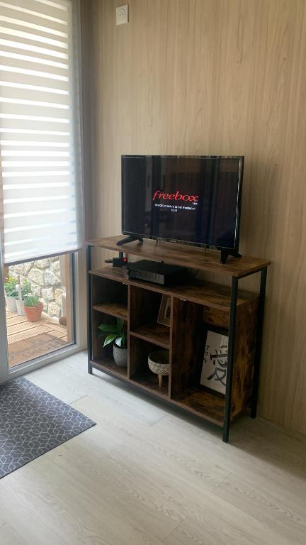 TV a/nebo společenská místnost v ubytování Tiny House à 10min du Mont Saint Michel