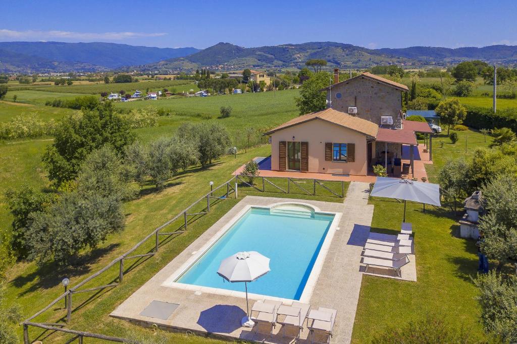 une vue aérienne d'une maison avec piscine dans l'établissement Villa San Lorenzo - Happy Rentals, à Cortone