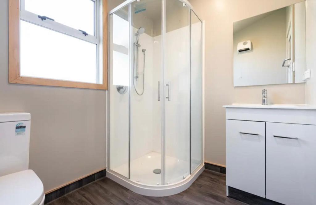但尼丁Low Cost Accommodation的带淋浴和水槽的浴室