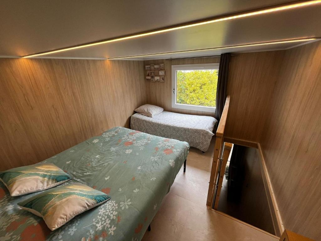 Postel nebo postele na pokoji v ubytování Tiny House à 10min du Mont Saint Michel