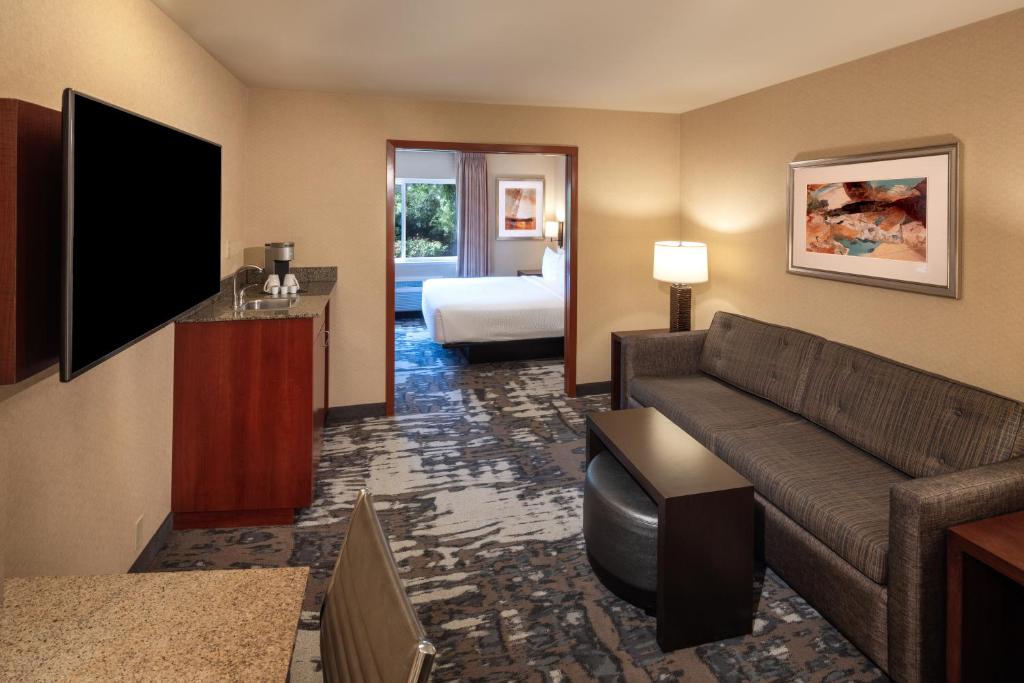 TV a/nebo společenská místnost v ubytování Silver Cloud Hotel - Seattle University of Washington District