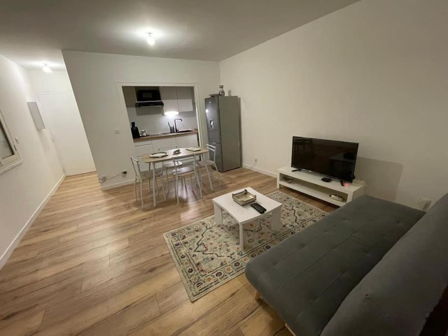 un salon avec un canapé et une table dans l'établissement proche centre ville gare, à Bordeaux