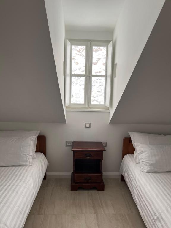 Postel nebo postele na pokoji v ubytování Franciscan Rooms, Dubrovnik Old Town