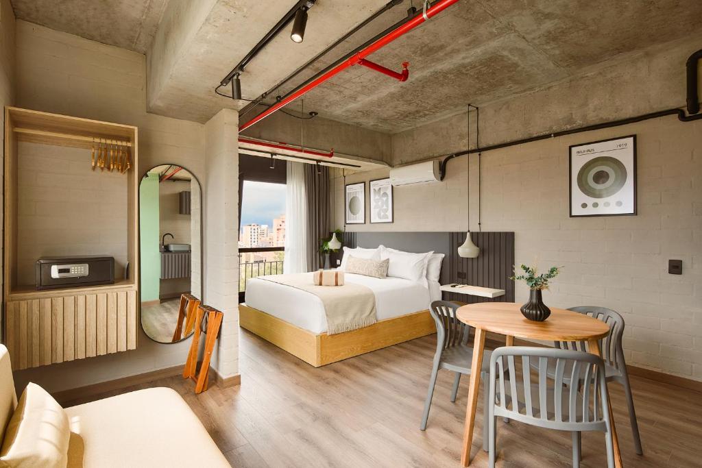 Postel nebo postele na pokoji v ubytování Urbit Social Lofts
