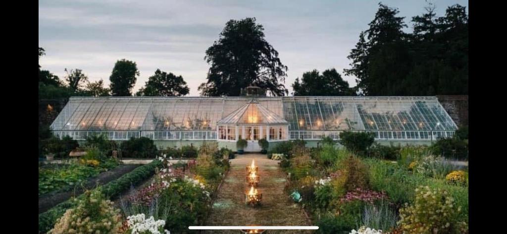 Een tuin van The Railway Carriage - Blue