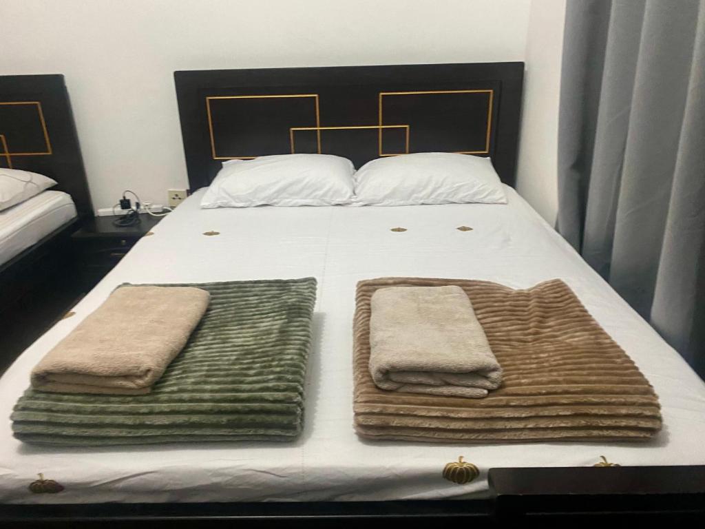 Una cama o camas en una habitación de Private Room - Shared Bathroom, No Parking