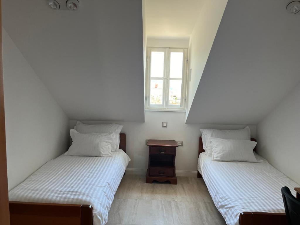 Postel nebo postele na pokoji v ubytování Franciscan Rooms, Dubrovnik Old Town
