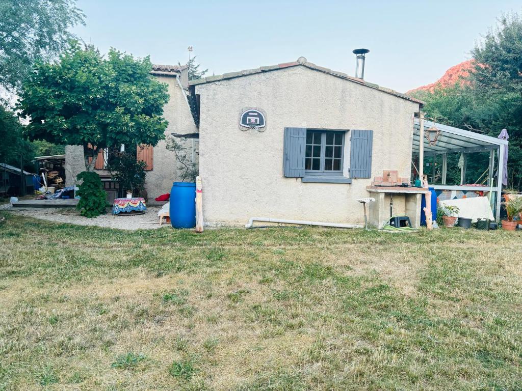 une maison blanche avec une cour dans l'établissement maison entière entrée forêt Ste Baume, à Plan dʼAups