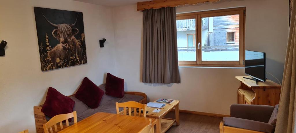 TV a/nebo společenská místnost v ubytování Appartement 3.5 Nendaz