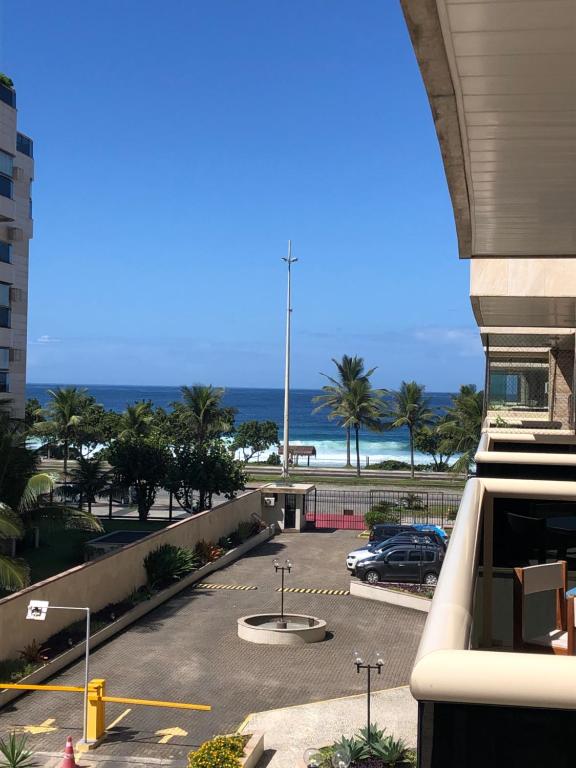 Hotel Best Barra Beach AP, a view of a parking lot with palm trees and the ocean at Best Barra Beach AP in Rio de Janeiro