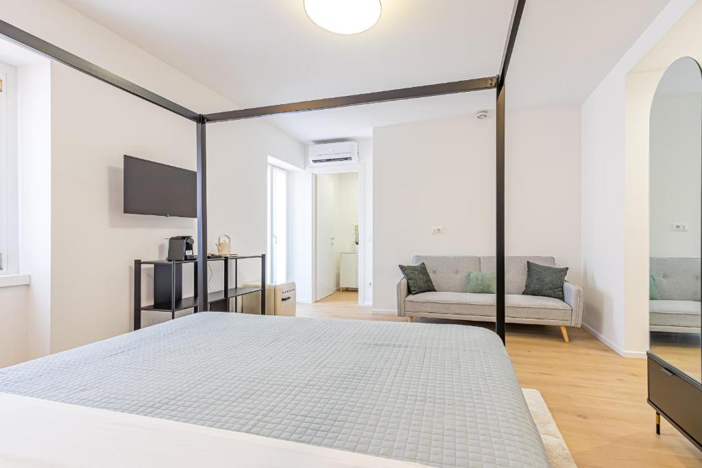 Postel nebo postele na pokoji v ubytování Goldie&Leon rooms Cernobbio