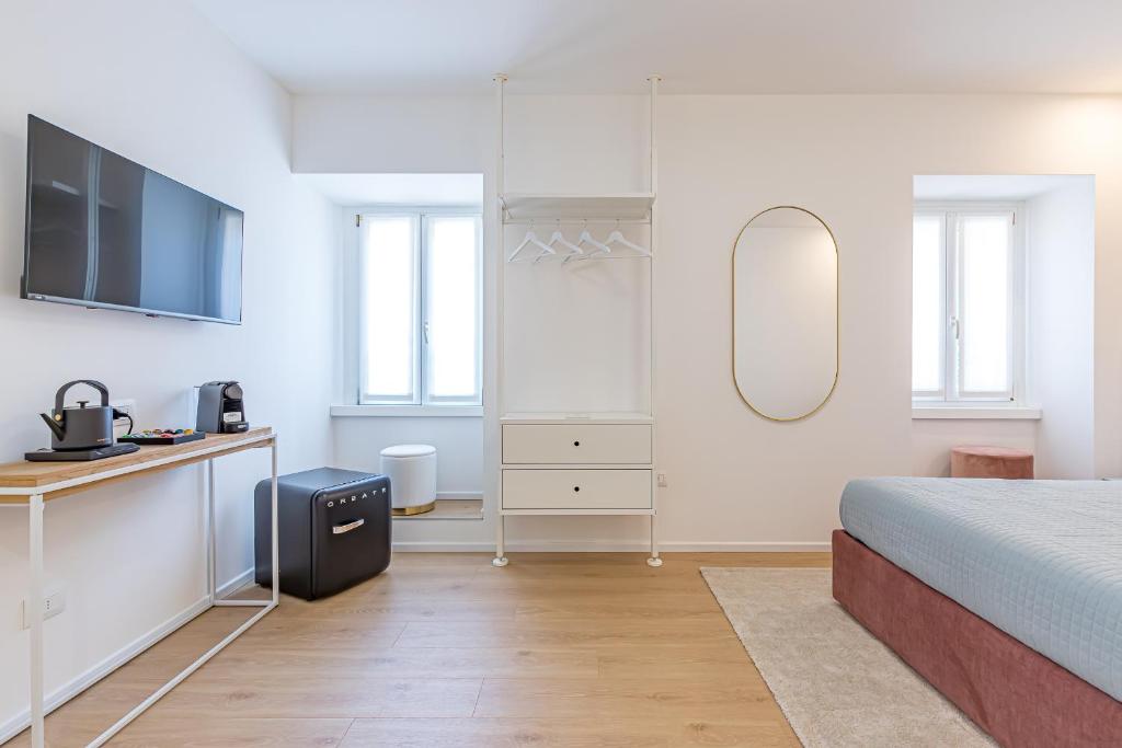 Postel nebo postele na pokoji v ubytování Goldie&Leon rooms Cernobbio