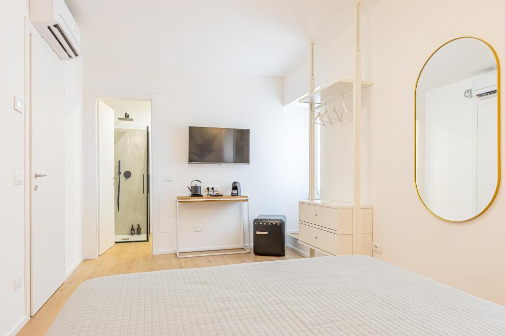 Postel nebo postele na pokoji v ubytování Goldie&Leon rooms Cernobbio