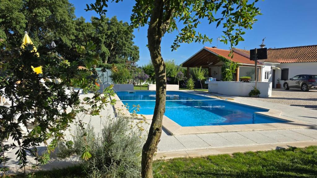 a swimming pool in the yard of a house at Casa do Cedro no Campo in Correias