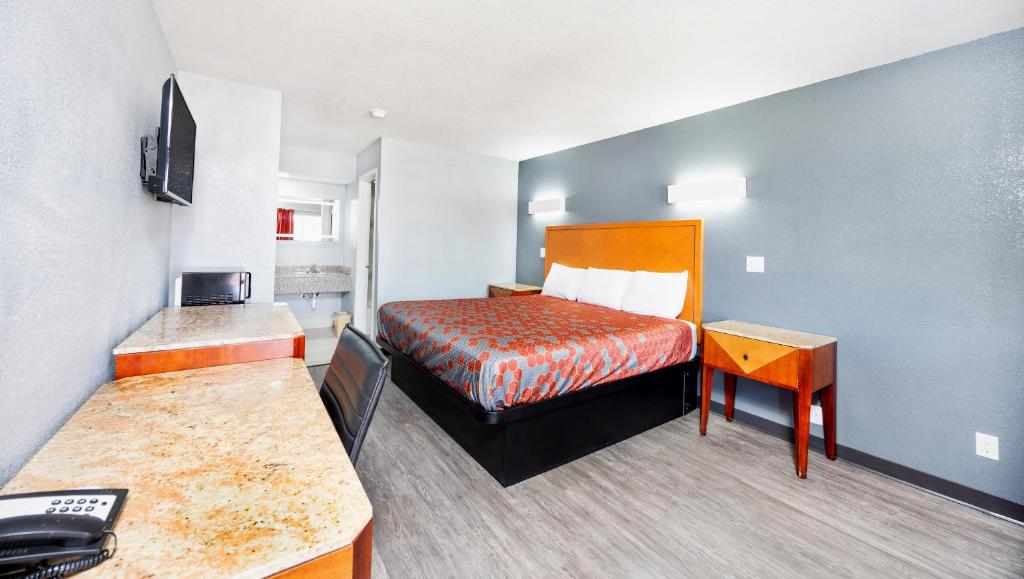 Postel nebo postele na pokoji v ubytování Executive Inn Hondo