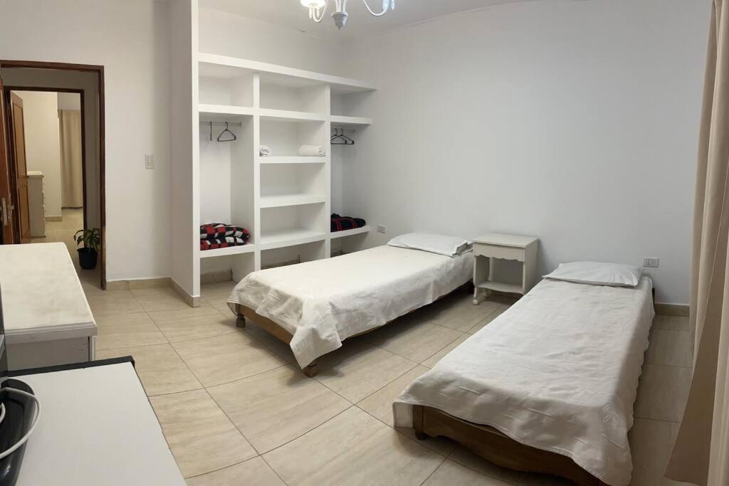 una camera da letto con due letti in una stanza di Salta Casa El rodeo a Salta