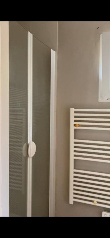 une salle de bain avec une douche avec une porte vitrée dans l'établissement Petite Villa, à Lège-Cap-Ferret