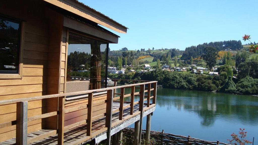 un balcón de una casa con vistas al río en Cabañas Vasconia, en Castro