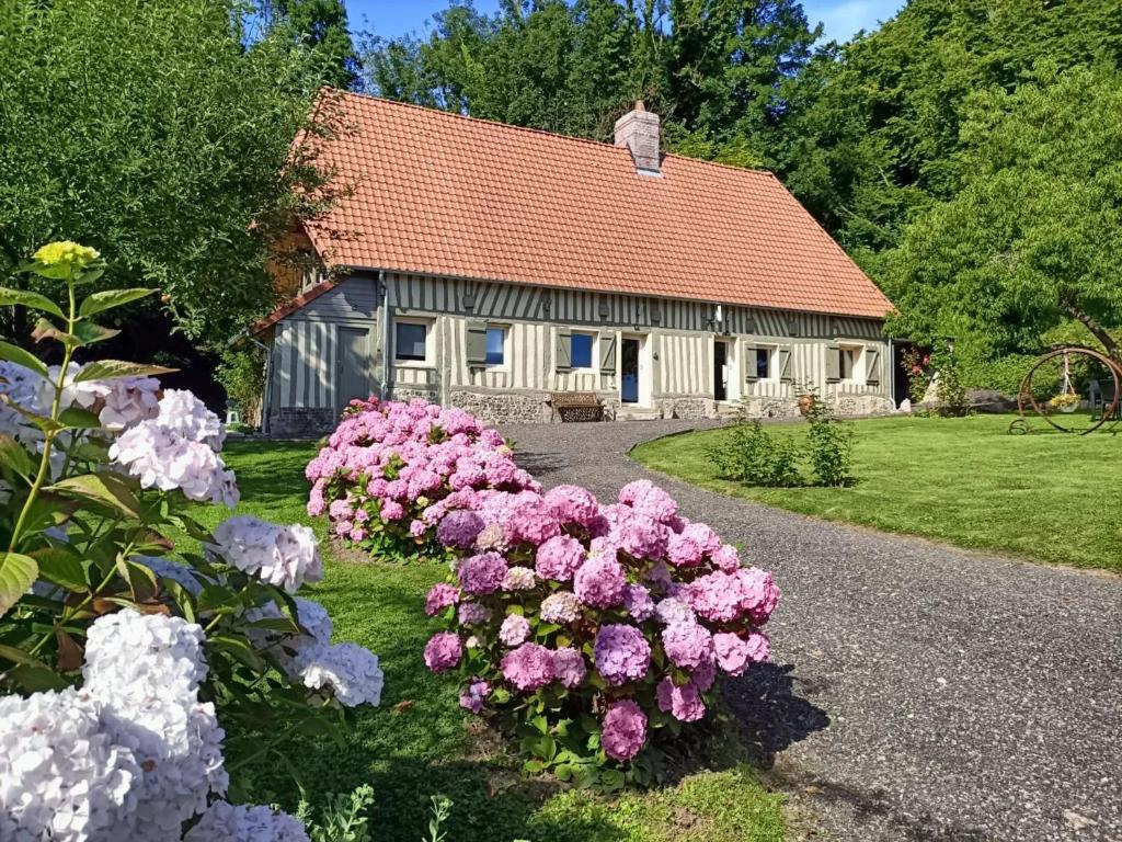 a house with a bunch of flowers in front of it at Maison charmante à Offranville avec grand jardin in Offranville