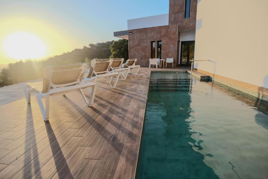 eine Sitzreihe auf einem Pool in der Unterkunft Villa Eden in El Gastor