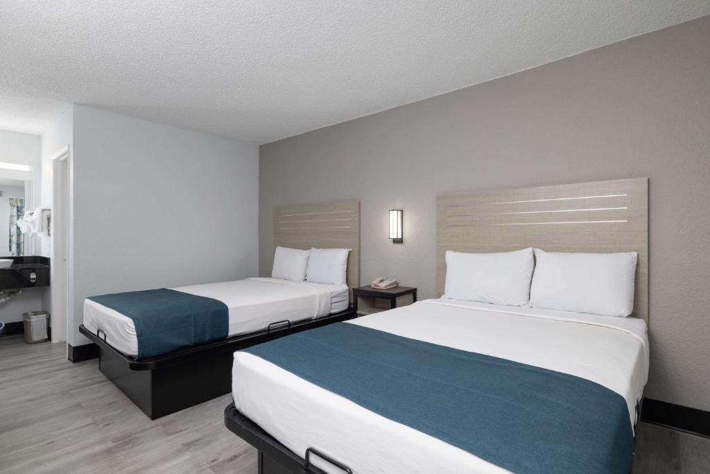two beds in a hotel room with two at Motel 6-Tempe, AZ - Broadway - ASU in Tempe