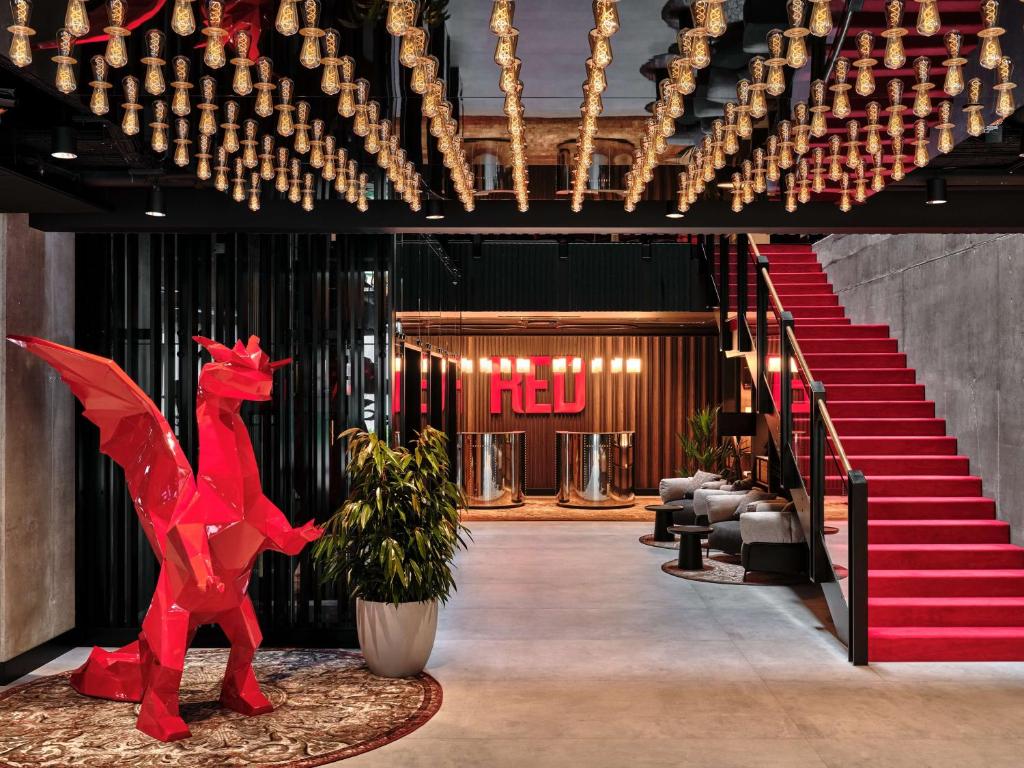 クラクフにあるRadisson RED Hotel & Radisson RED Apartments, Krakówのロビー中の赤龍像