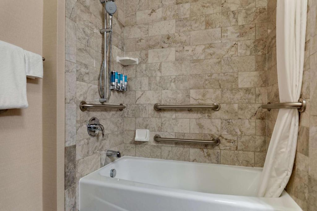 Drury Plaza Hotel Nashville Franklin - Deluxe Queen Room With Two Queen Beds - Accessible, Tub