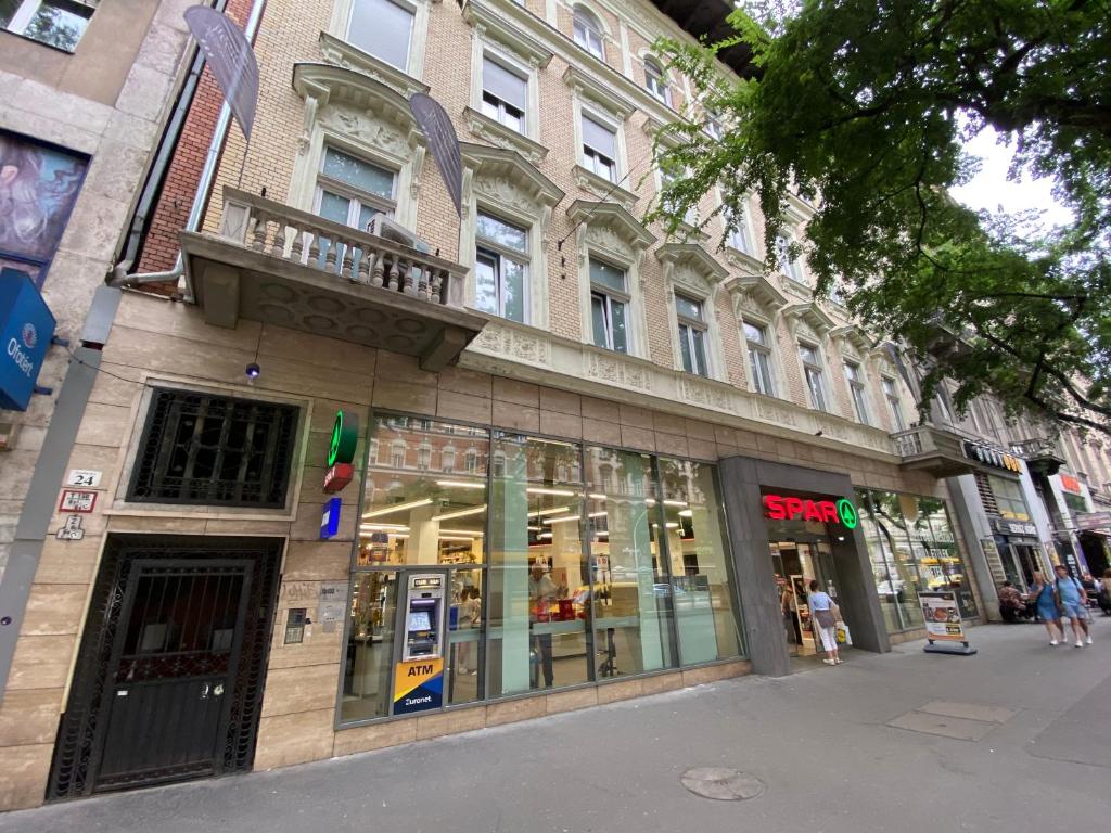 Pink Rose Boutiques 1073 Budapest, Erzsébet körút 24 1 emelet 6 kép - 1