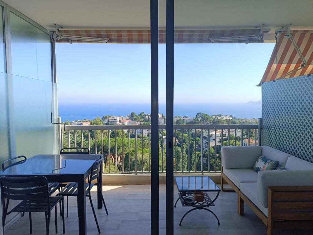 un salon avec un canapé et une table dans l'établissement Magnifique 2 pièces vue mer, à Cannes