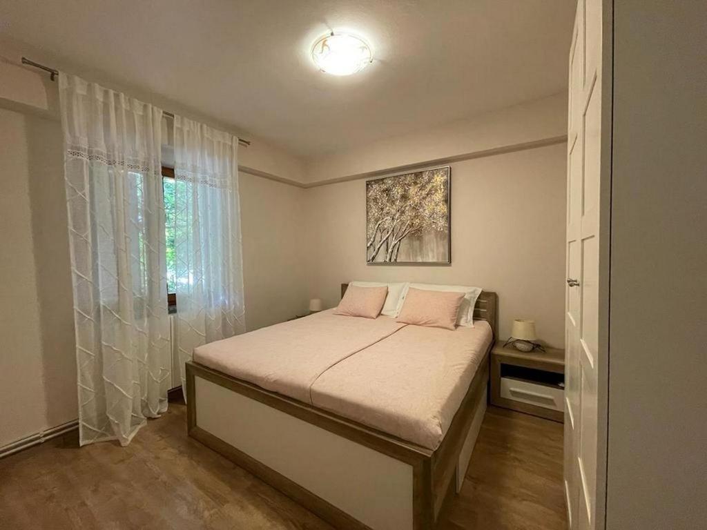 mała sypialnia z łóżkiem i oknem w obiekcie Family friendly apartments with a swimming pool Povljana, Pag - 244 w mieście Povljana