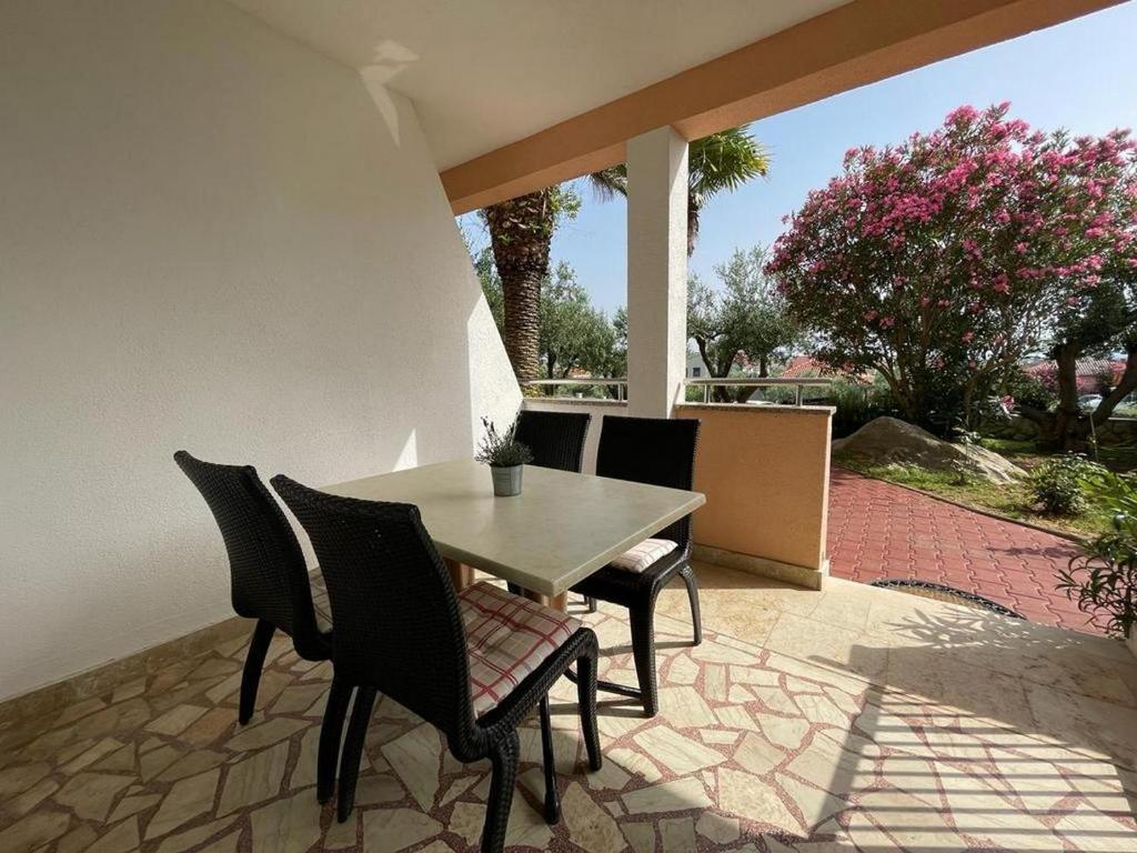 Balkon lub taras w obiekcie Family friendly apartments with a swimming pool Povljana, Pag - 244