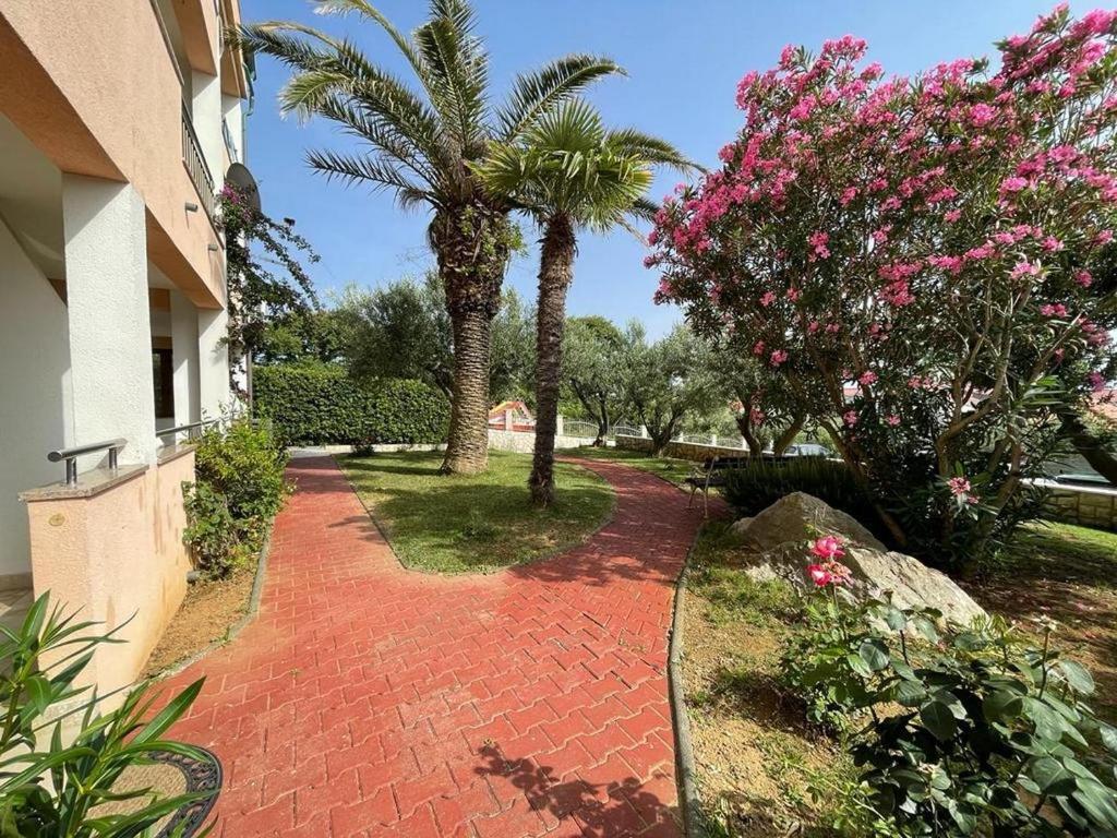 Ogród w obiekcie Family friendly apartments with a swimming pool Povljana, Pag - 244