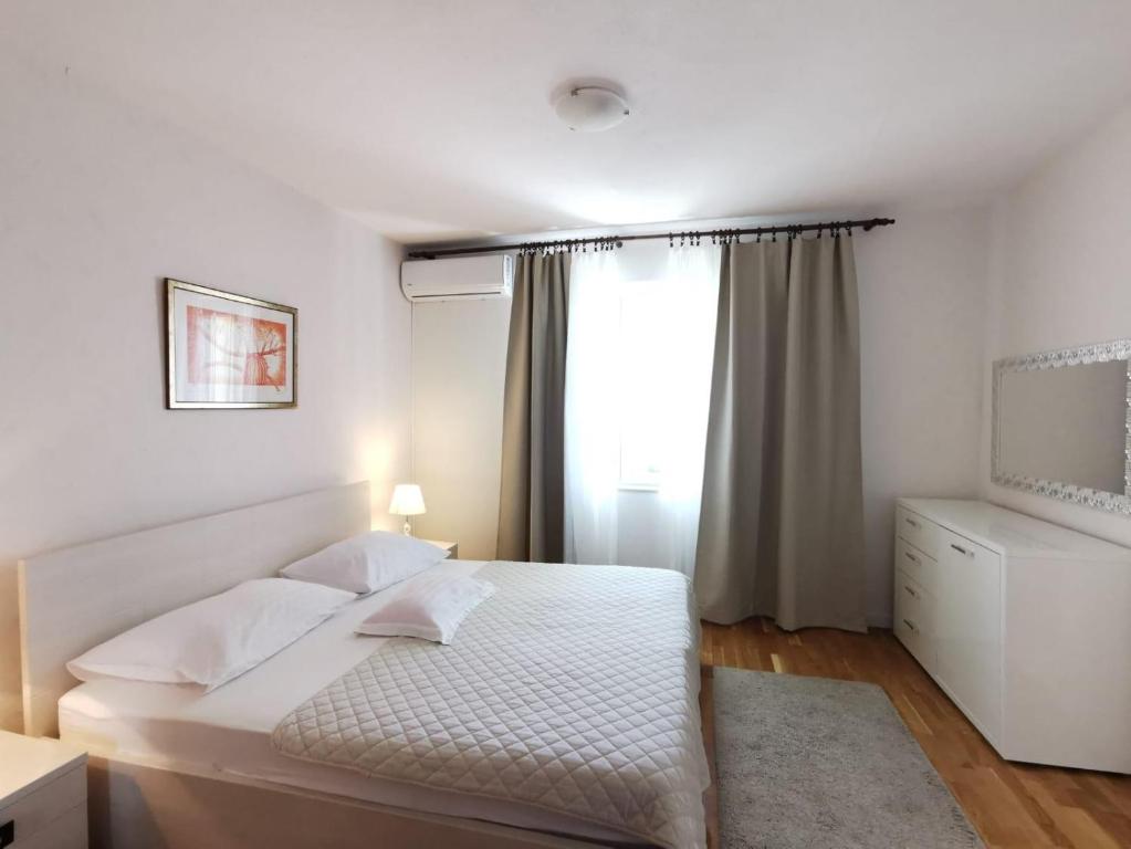 Posteľ alebo postele v izbe v ubytovaní Apartments and rooms with parking space Makarska - 6767