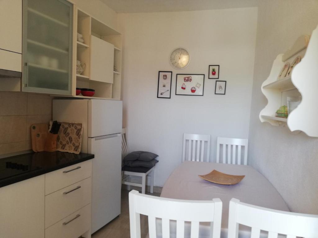 Kuchyňa alebo kuchynka v ubytovaní Apartments and rooms with parking space Makarska - 6767