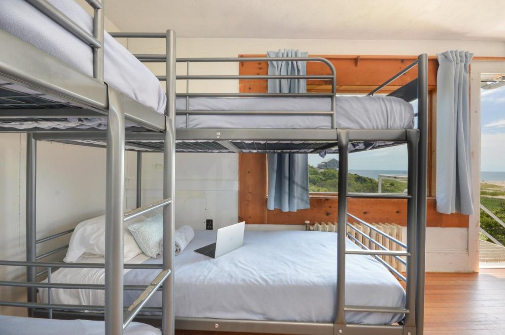 Postel nebo postele na pokoji v ubytování HI Truro Hostel