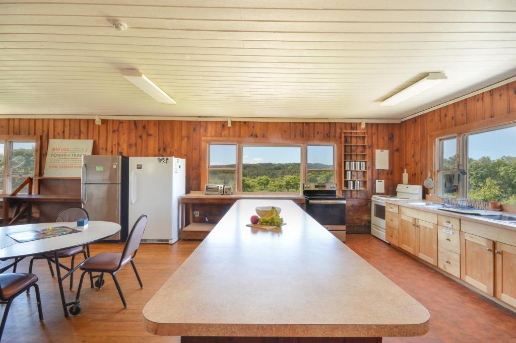 Kuchyň nebo kuchyňský kout v ubytování HI Truro Hostel
