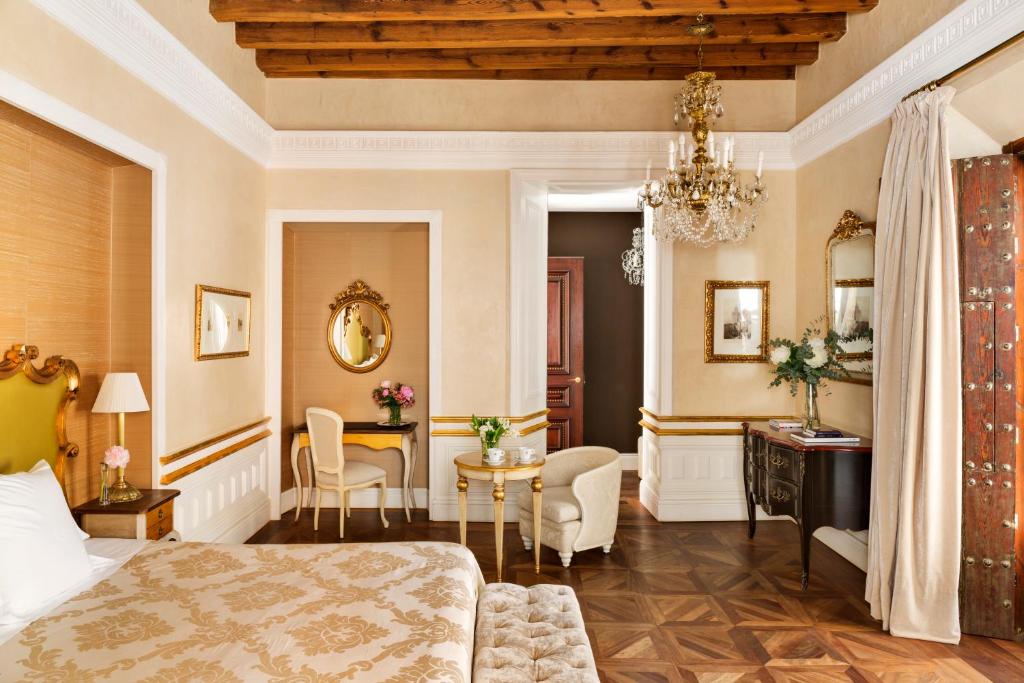 1 dormitorio con 1 cama, mesa y sillas en Hotel Casa 1800 Sevilla, en Sevilla