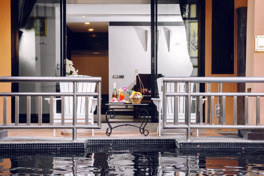 Ein Sitzbereich in der Unterkunft Princess Kamala Beachfront Hotel - SHA Extra Plus