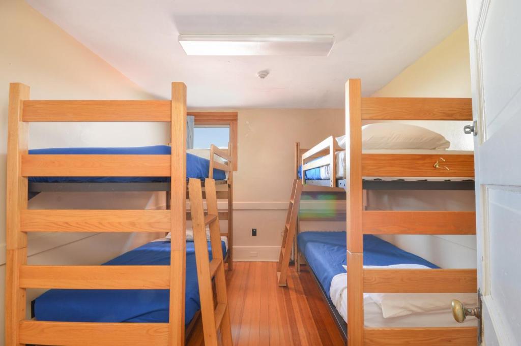 Postel nebo postele na pokoji v ubytování HI Truro Hostel