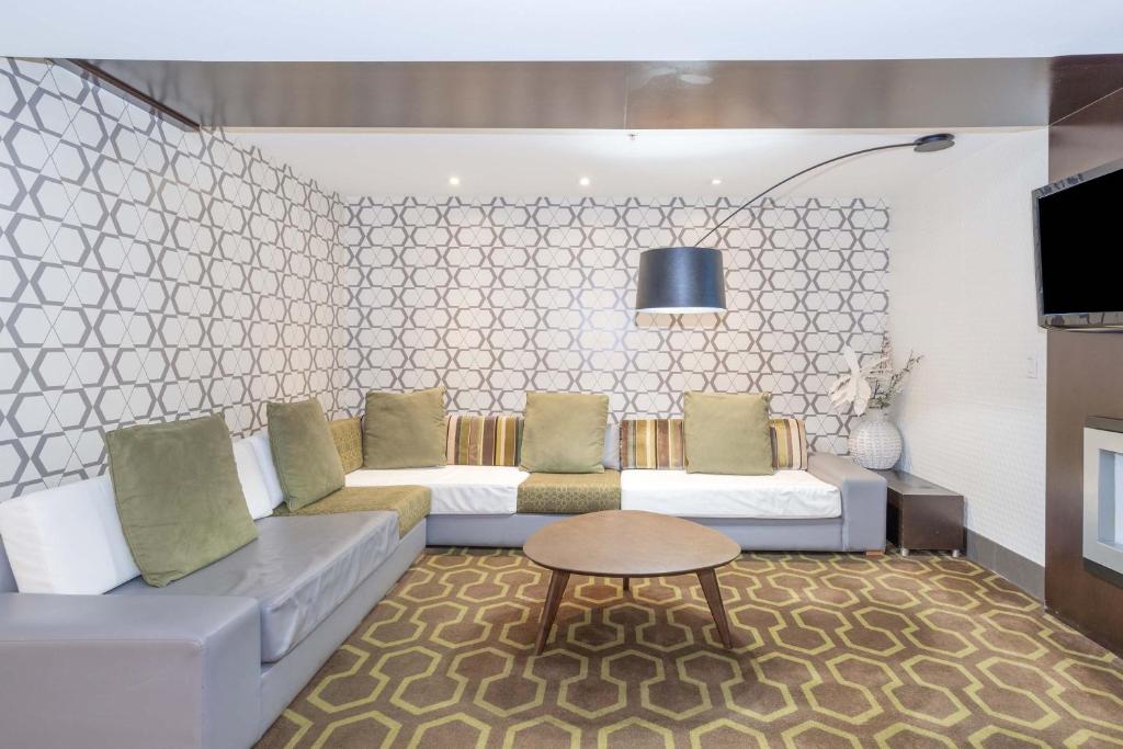 Posezení v ubytování Sandman Hotel and Suites Abbotsford