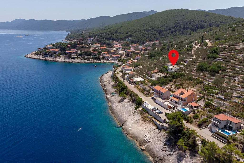 una vista aerea di una città con un pallone rosso di Seaside house with a swimming pool Prigradica, Korcula - 22904 a Blato