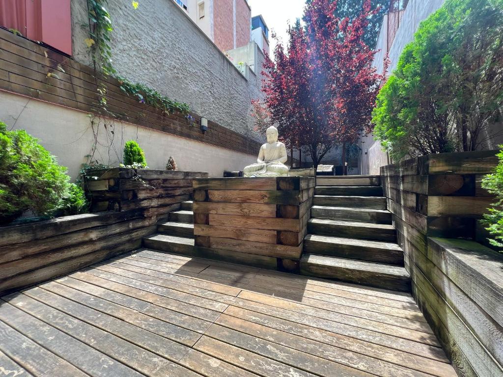 A garden outside Home to Home Barcelona