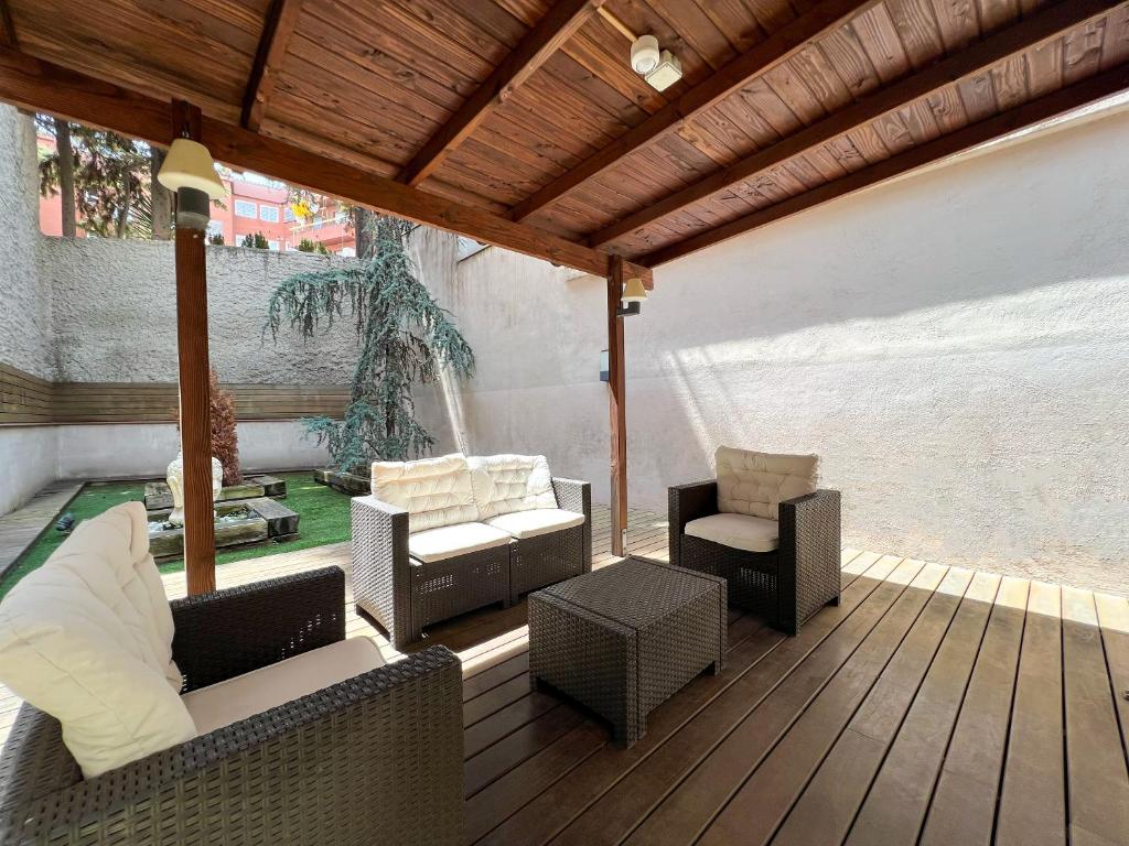 A seating area at Home to Home Barcelona