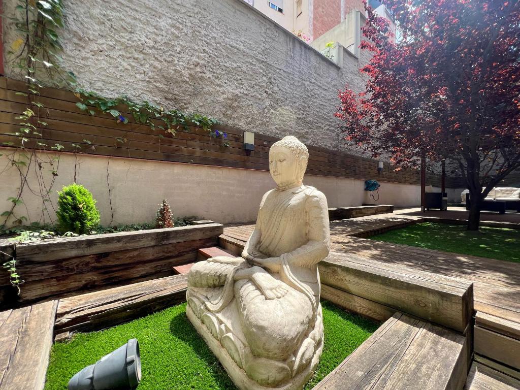 A garden outside Home to Home Barcelona