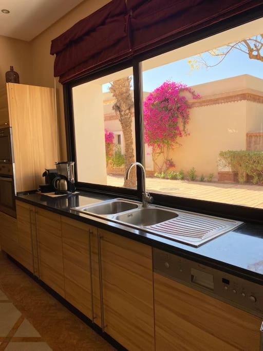 Kuchyň nebo kuchyňský kout v ubytování Luxueuse villa Proche Agadir et Taroudant pour 6 pers Piscine Privée sans vis à vis